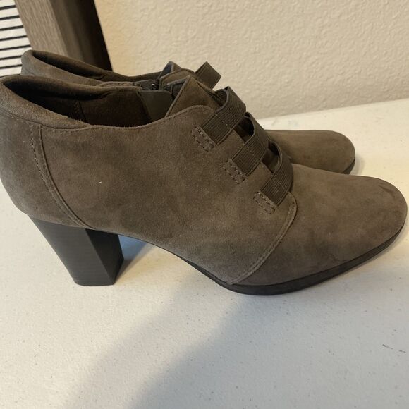 Clarks Collection Womens 9M Brynn Celia Brown Suede Ankle Zip Bootie - Picture 2 of 12